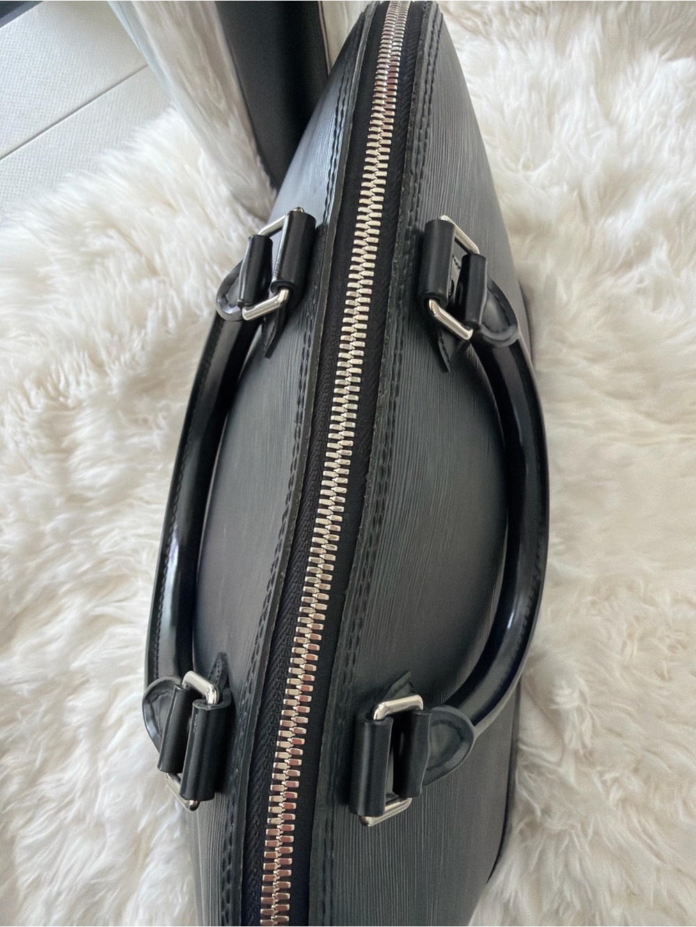 Authentic Louis Vuitton Alma Epi Leather Black - Picture 5 of 9